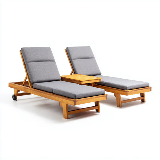 Set 2 lettini prendisole da giardino con tavolino grigio in legno massello di acacia 200 x 65 x 30 cm